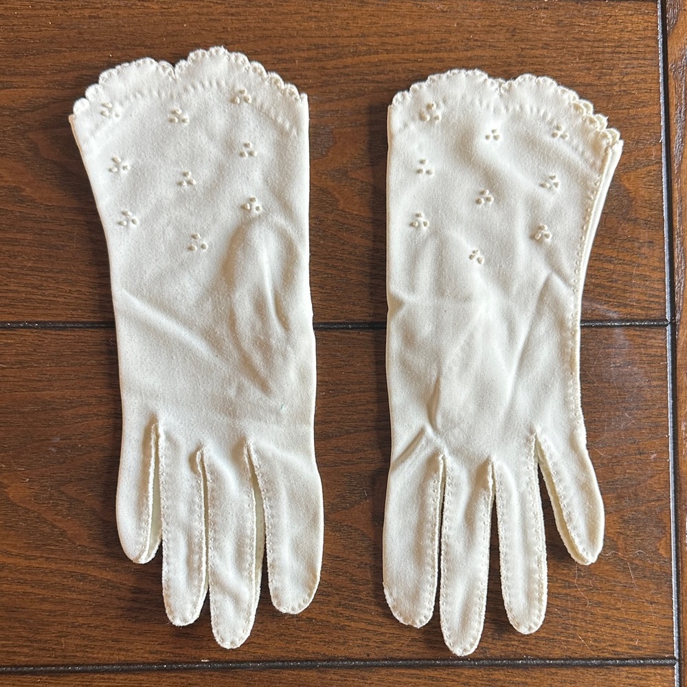 VTG Elegant Cream Wrist Gloves